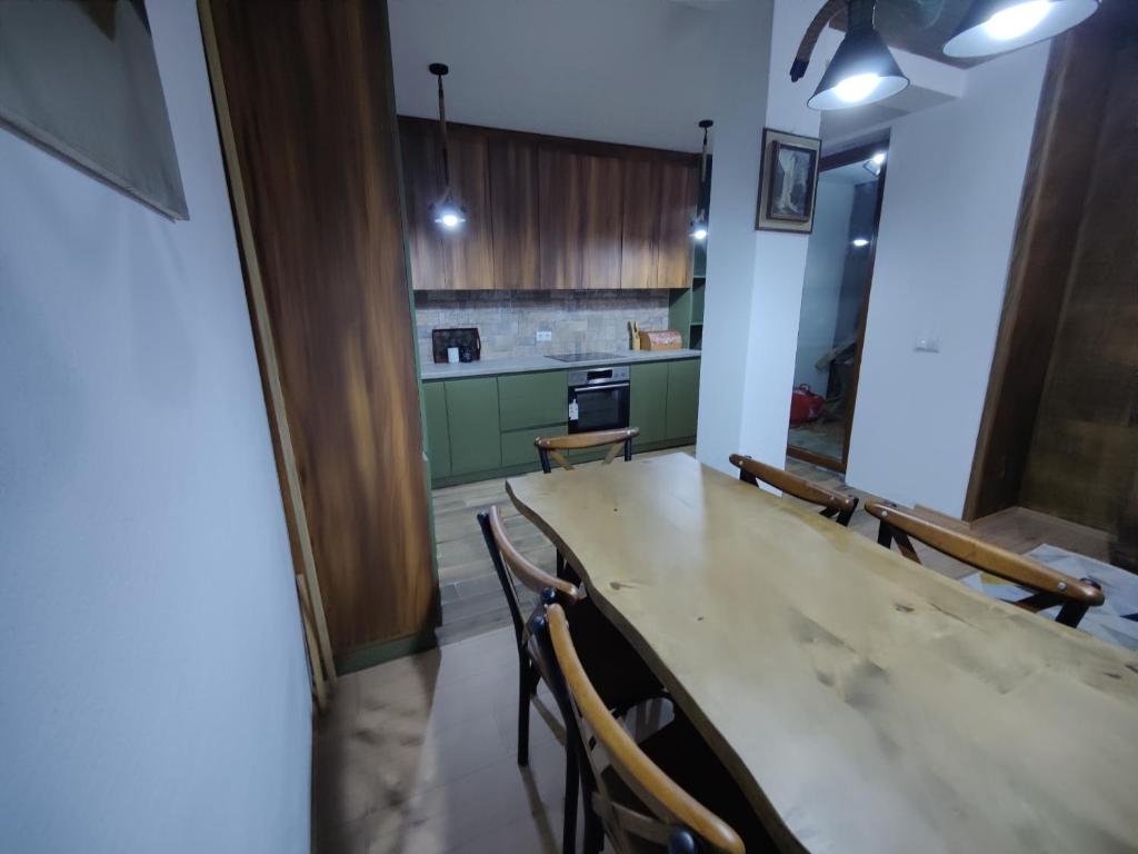 Kuchyň nebo kuchyňský kout v ubytování Villa Gjelbër