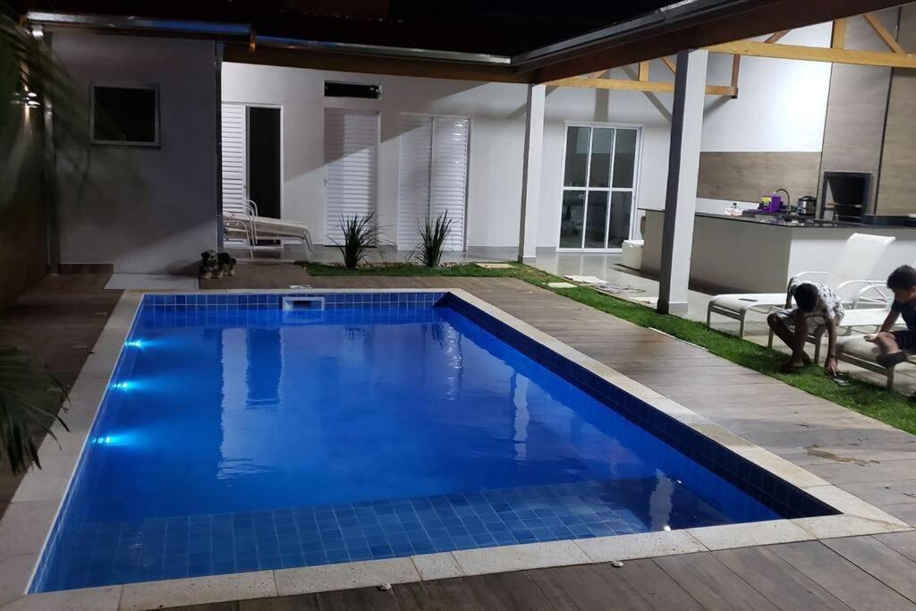 a swimming pool in the backyard of a house at Linda Edícula com 2 Dormitórios in Piracicaba