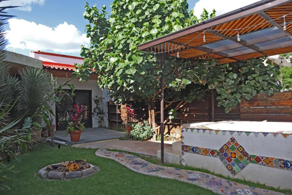 een achtertuin met een vuurplaats in de tuin bij Casa Hala LOFT & SPA LUXURY in León