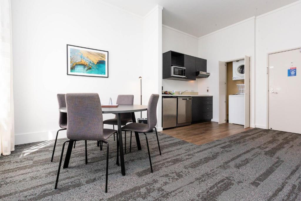 Kuchyň nebo kuchyňský kout v ubytování Quest Invercargill Serviced Apartments