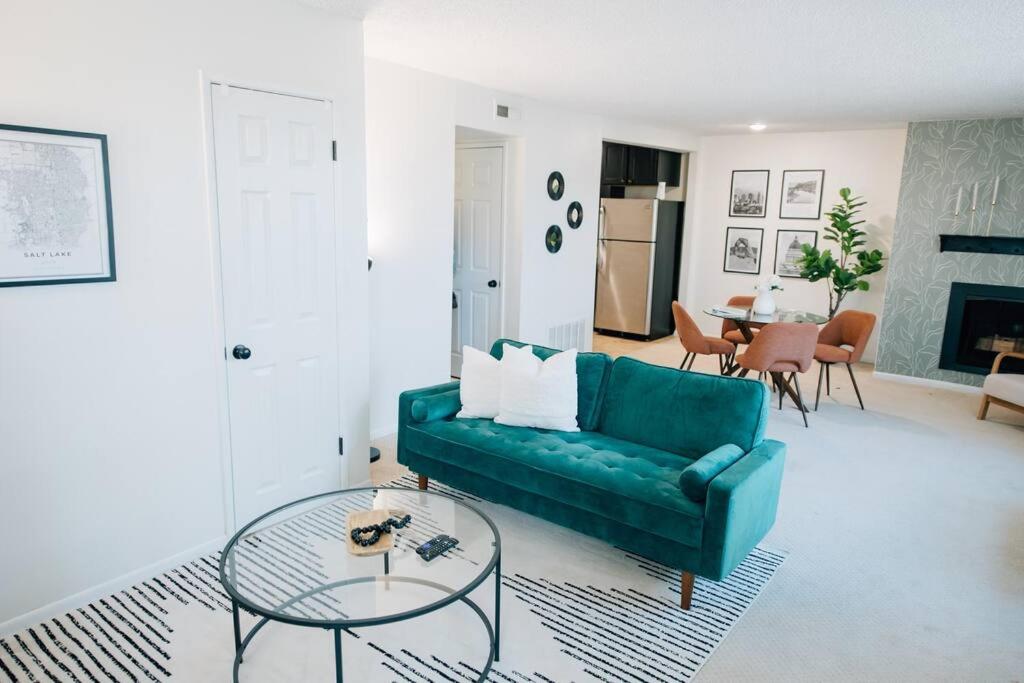 ein Wohnzimmer mit einem grünen Sofa und einem Tisch in der Unterkunft Cozy Apartment a few steps from The Capitol in Salt Lake City