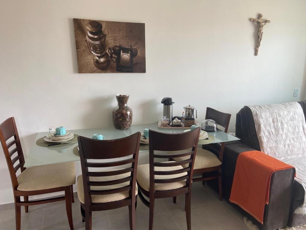 comedor con mesa y sillas en apartamento jardim dos corais, en Alhandra