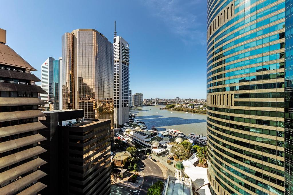 Blick auf eine Stadt mit hohen Gebäuden und einem Fluss in der Unterkunft Oaks Brisbane on Felix Suites in Brisbane