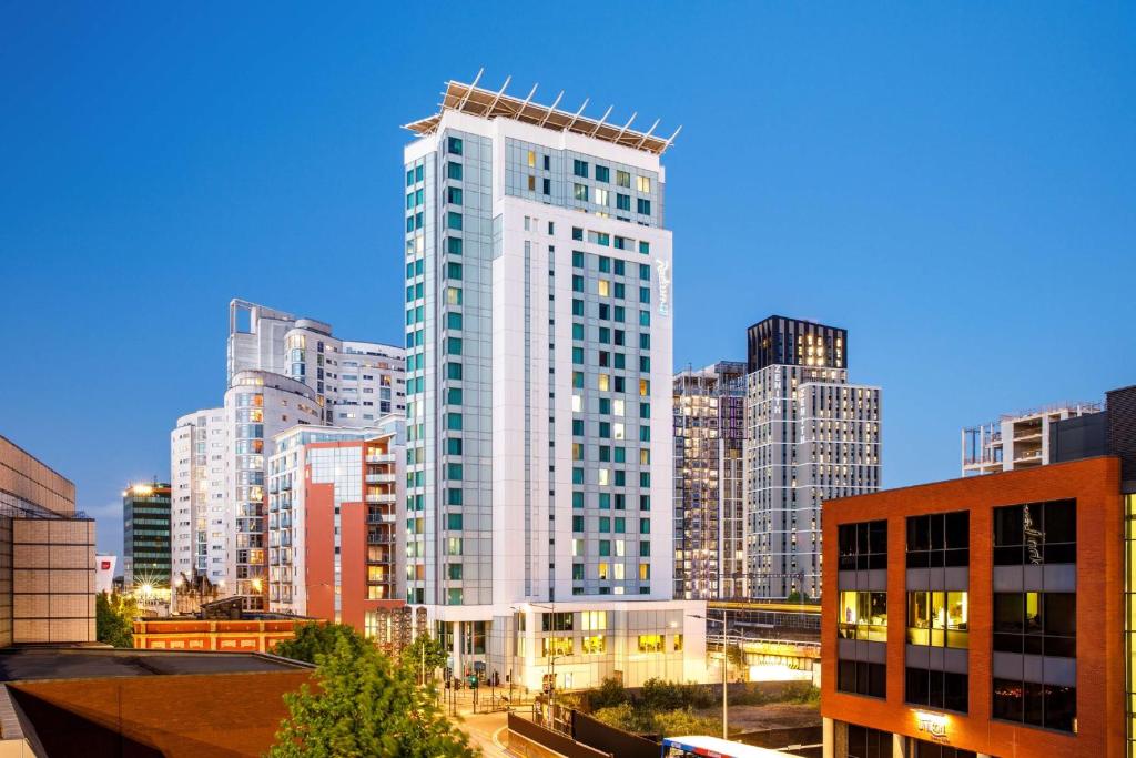 un edificio alto y blanco en medio de una ciudad en Radisson Blu Hotel, Cardiff, en Cardiff