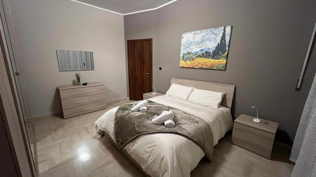 Un dormitorio con una cama con dos toallas encima. en Casa di Paola 2, en Asti