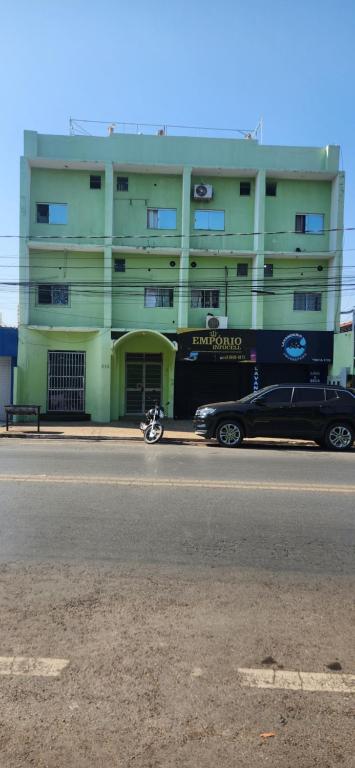 Czarny samochód zaparkowany przed budynkiem w obiekcie MR Residence w mieście Cuiabá