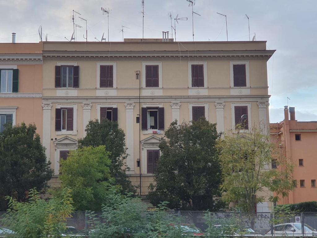 un vecchio edificio con antenne sopra di Casa Menna a Roma