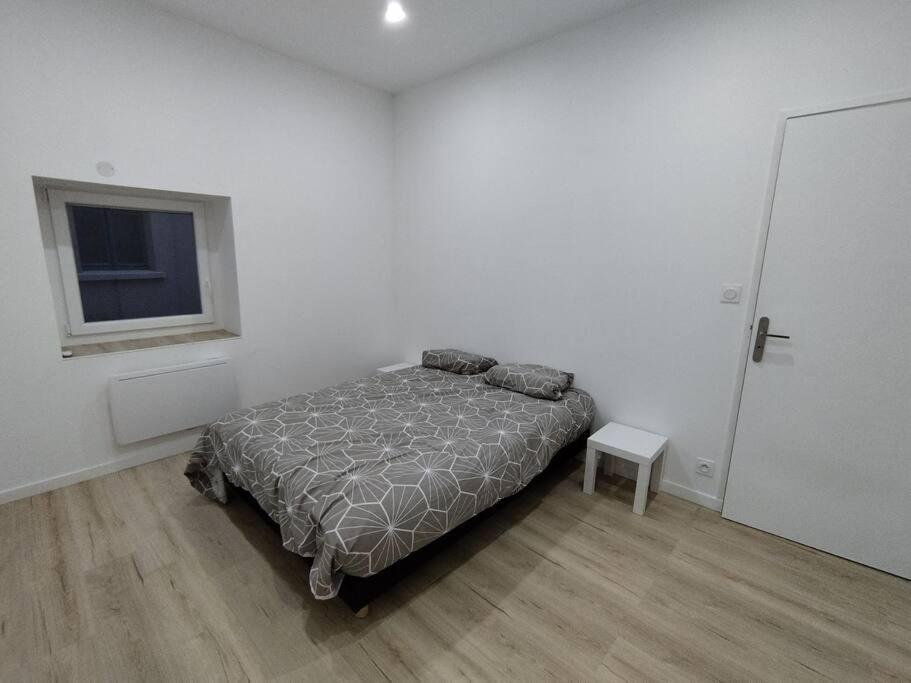 RomagnatにあるJoli appartement en Auvergneのベッドルーム(ベッド1台、窓付)