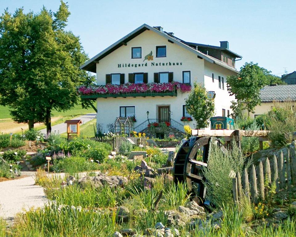 una casa blanca con un jardín delante de ella en Hildegard Naturhaus en Kirchberg bei Mattighofen