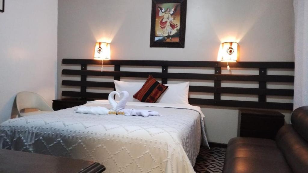 クスコにあるSQ Hotel del Incaのベッドルーム1室(ベッド1台、タオル2枚付)