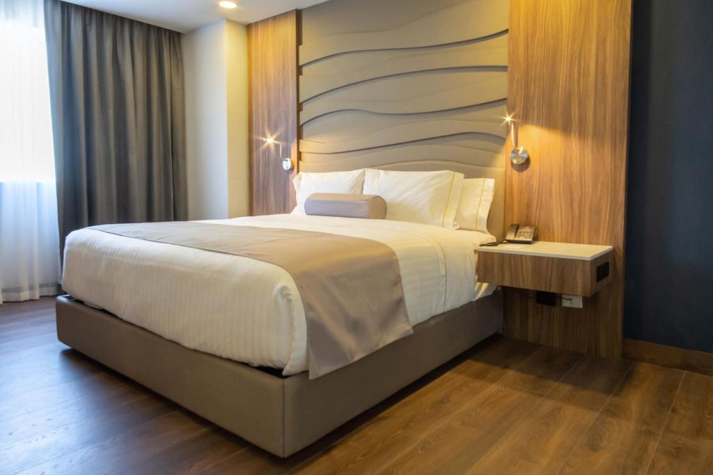 Postel nebo postele na pokoji v ubytování Sheraton Guadalajara Expo