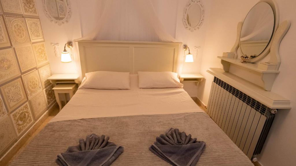 sypialnia z łóżkiem i dwoma ręcznikami na nim w obiekcie Family friendly apartments with a swimming pool Lovran, Opatija - 14178 w mieście Lovran