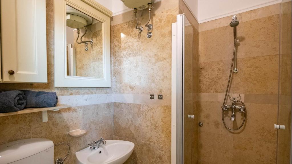 Łazienka w obiekcie Family friendly apartments with a swimming pool Lovran, Opatija - 14178