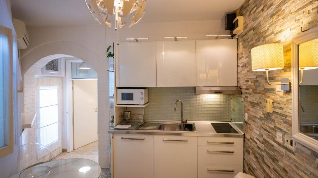 Kuchnia lub aneks kuchenny w obiekcie Family friendly apartments with a swimming pool Lovran, Opatija - 14178