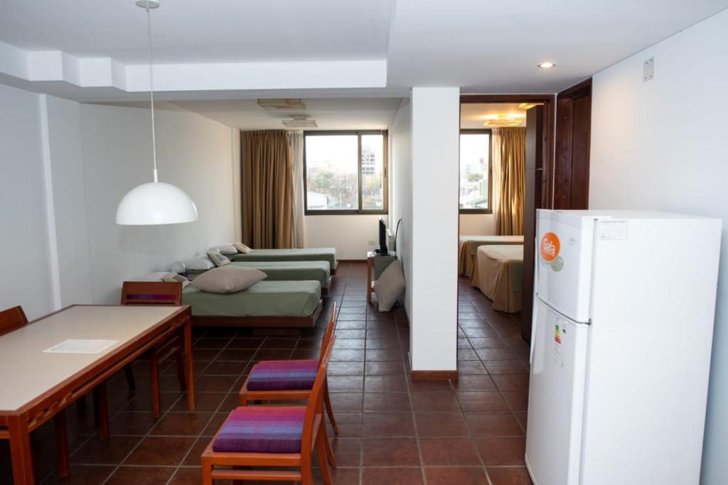 un soggiorno con divano e frigorifero di Hotel boutique Tramas Andinas a Salta