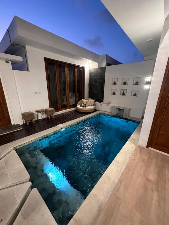 einen Pool in einem Haus mit blauer Decke in der Unterkunft Bali Bird Villa in Seminyak