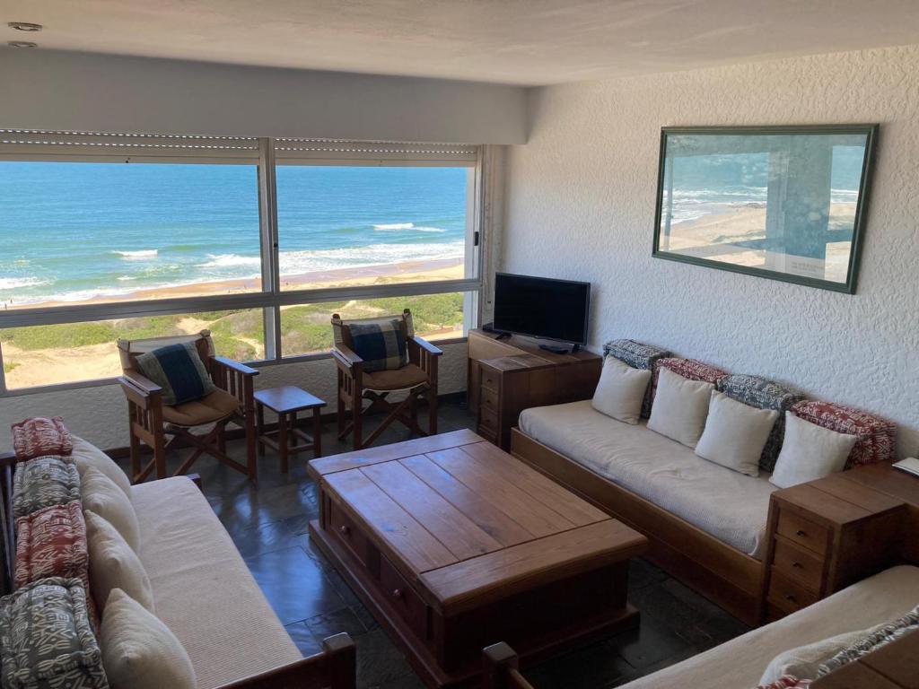 sala de estar con vistas al océano en Departamento frente al mar, en Punta del Este