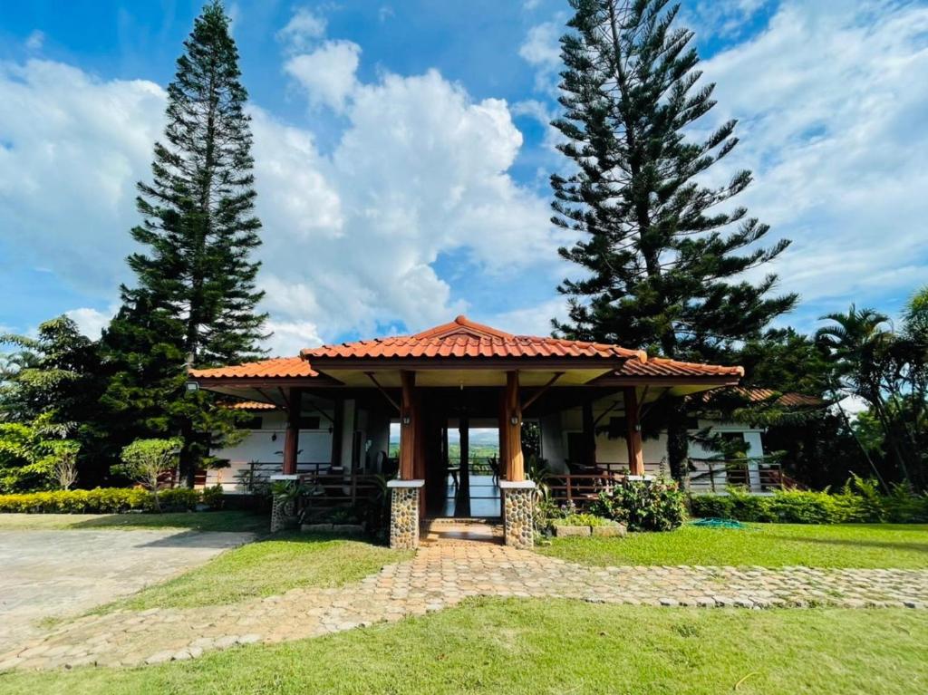 een tuinhuisje in een tuin met twee bomen bij Phuphamok Valley Resort in Ban Na Dan