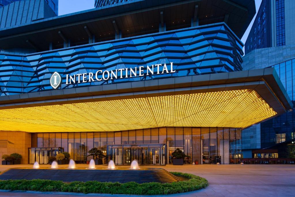 Ein Gebäude mit einem Schild, das das internationale Zentrum in der Unterkunft InterContinental Quanzhou, an IHG Hotel in Quanzhou