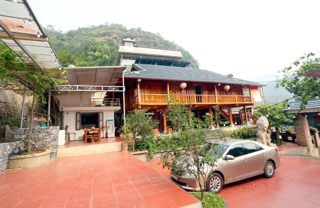 ein Haus mit einem davor geparkt in der Unterkunft Thái Sơn Homestay in Ha Giang