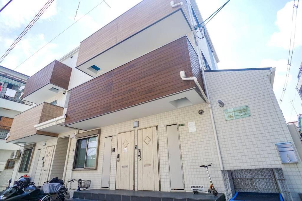 uma casa com uma grande janela na parte da frente em Direct to Namba,Korean town102 em Osaka