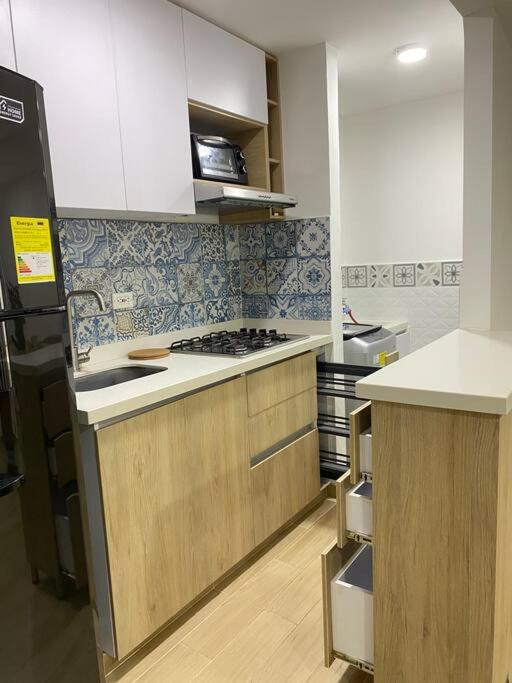 Kuchyň nebo kuchyňský kout v ubytování Hermoso apartamento nuevo en Barranquilla