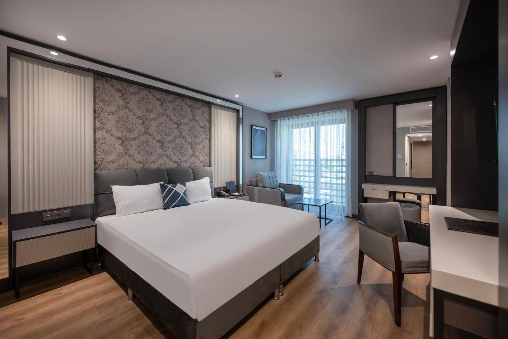 Postel nebo postele na pokoji v ubytování Four Points Flex by Sheraton Antalya Lara