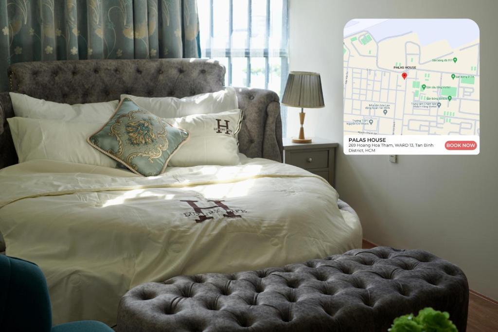 1 dormitorio con 1 cama grande y cabezal de mechón insertado en Palas House, en Ho Chi Minh