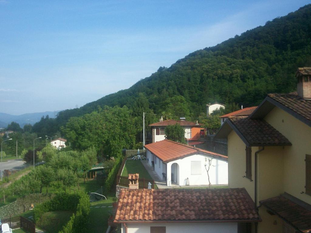 a view of a village with a mountain in the background at Hermitage Holidays in Gallicano