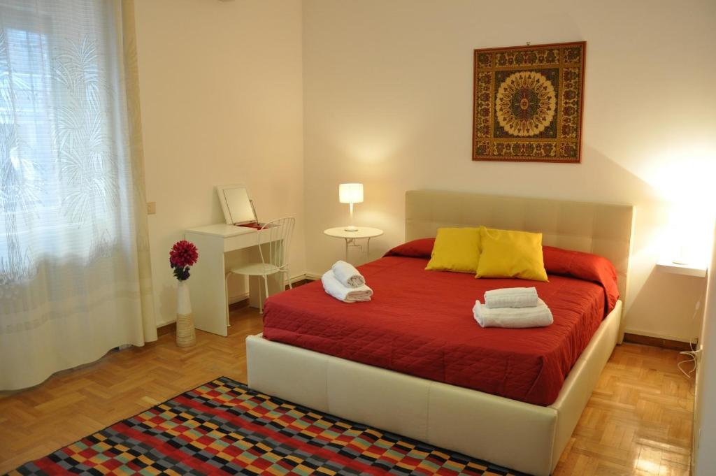 ローマにあるBig Home In Vaticanのベッドルーム1室(赤いシーツと黄色い枕のベッド1台付)
