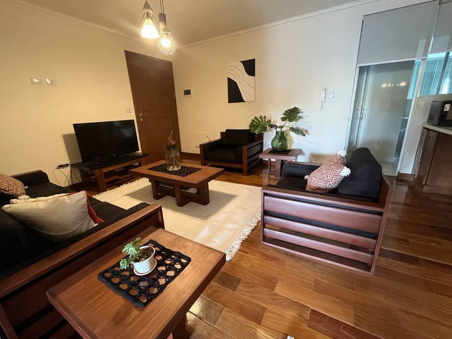 a living room with couches and a tv at Estratégico, Elegante y equipado in Cochabamba