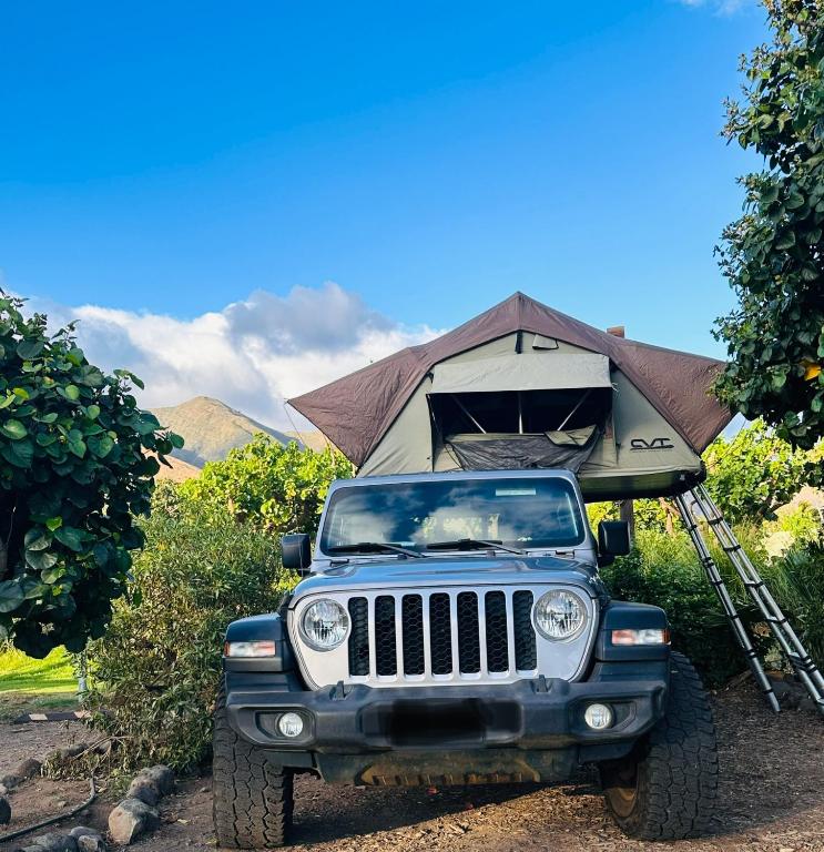 Fotografie z fotogalerie ubytování Embark on a journey through Maui with Aloha Glamp's jeep and rooftop tent allows you to discover diverse campgrounds, unveiling the island's beauty from unique perspectives each day v destinaci Paia