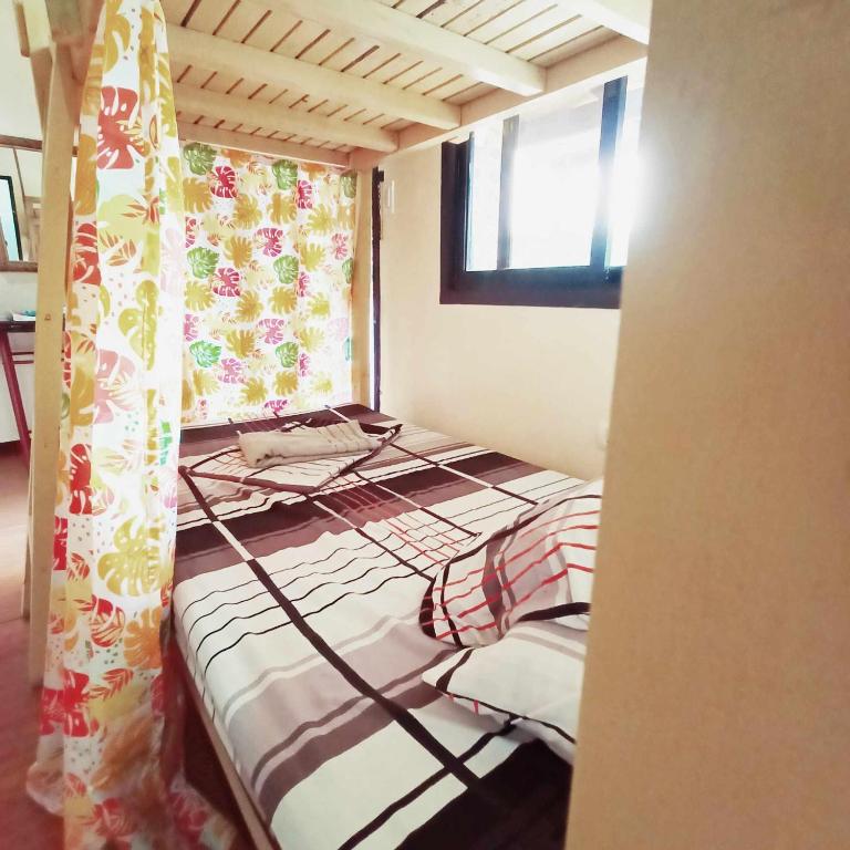 Postel nebo postele na pokoji v ubytování El Gordo's Seaside Adventure Lodge