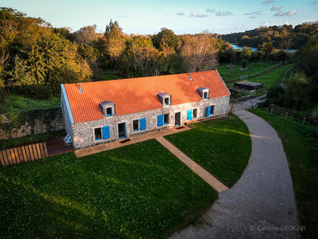 une vue aérienne sur une maison avec un toit orange dans l'établissement Le Petit Phare Gîtes du Littoral, à Tardinghen
