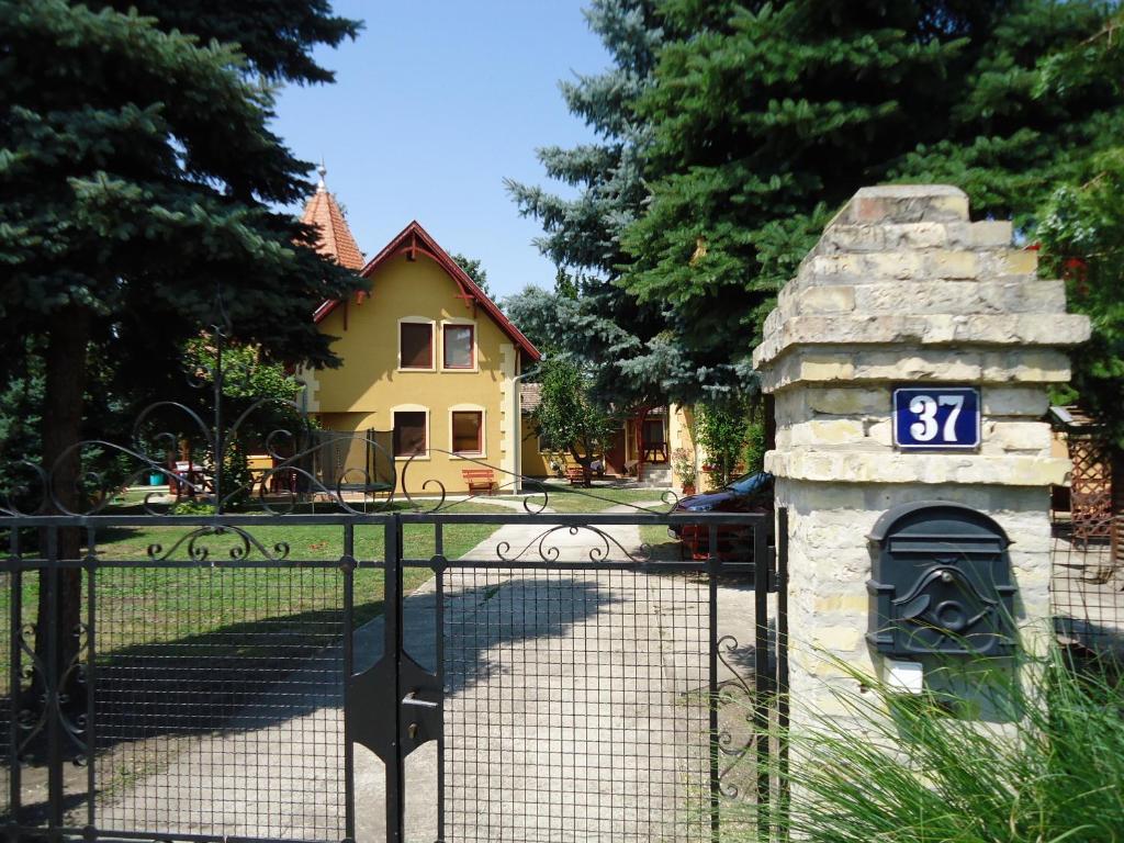 um portão em frente a uma casa com um sinal em Prenoćište Vila Stara Breza em Palić