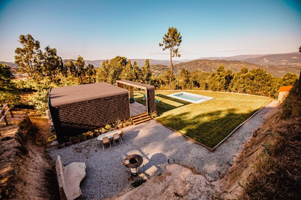 una vista aérea de una casa con patio en Deluxe Private Pool Bungalow, en Celorico de Basto