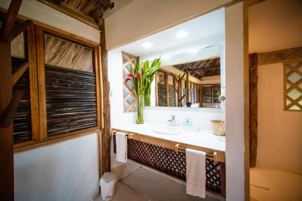 Ett badrum på Hotel Playa Scondida