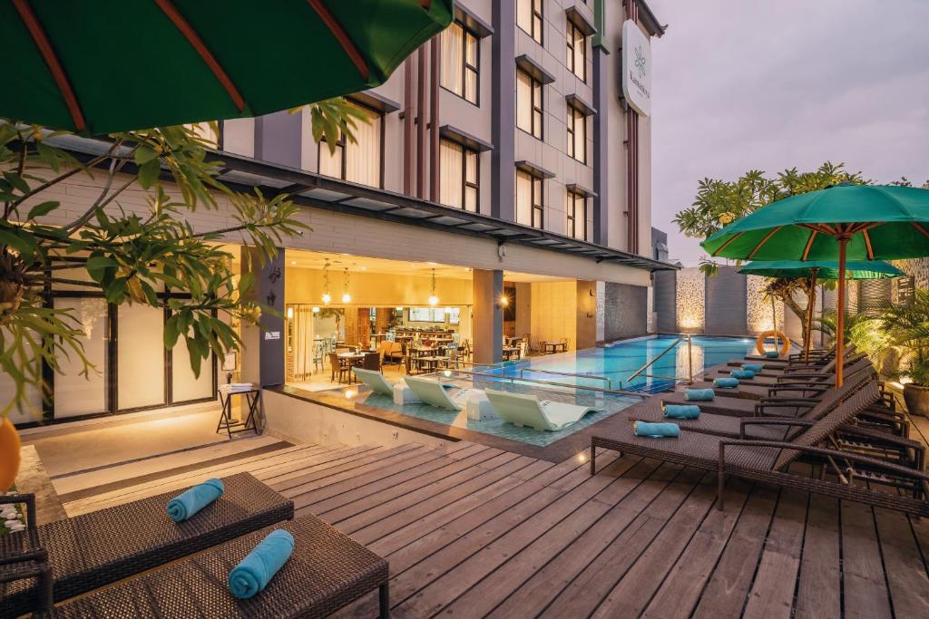 Bazén v ubytování Kamaniiya Petitenget Seminyak nebo v jeho okolí