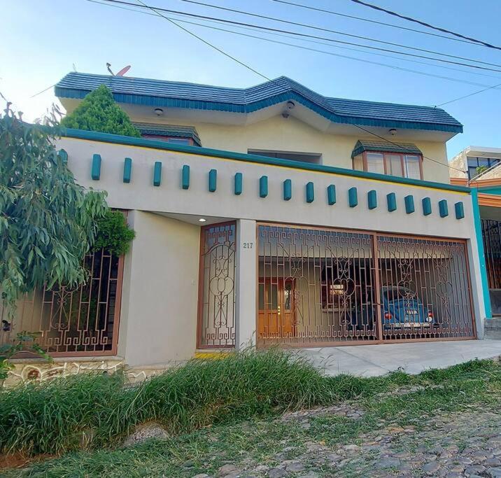 a house with a gate in front of it at Casa Limón, es tu casa, tu grande residencia in Calvillo