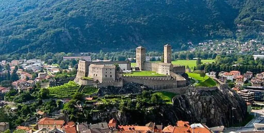 uma vista aérea de um castelo sobre uma montanha em Le Palme em Monte Ceneri