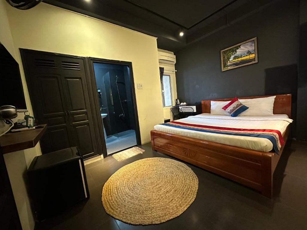 1 dormitorio con cama y alfombra circular en Saigon Chill Hostel, en Ho Chi Minh