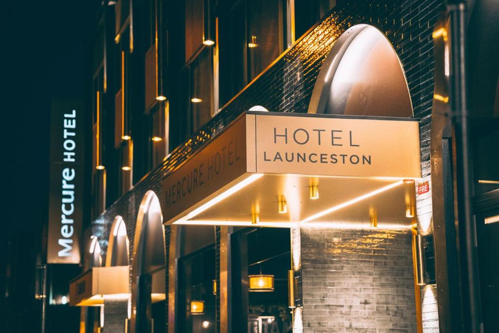 朗賽斯頓的住宿－廊奇思通美居酒店，建筑一侧的酒店标志