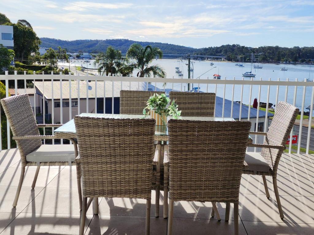 Uma varanda ou terraço em 2-Bed with a BBQ and Stunning Batemans Bay Views