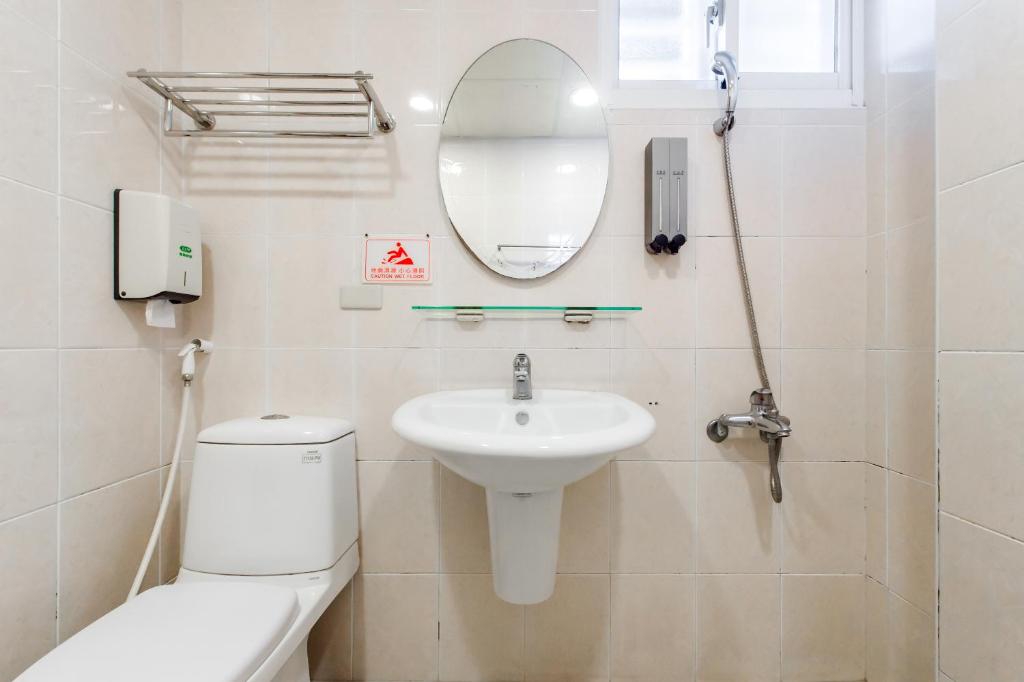 a bathroom with a toilet sink and a mirror at 自由之丘民宿 l 寵物友善 in Taitung City