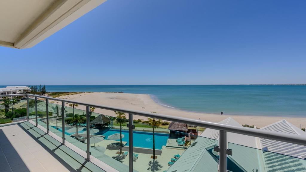 uma vista para a praia a partir da varanda de um resort em Sea Side 411 em Mandurah