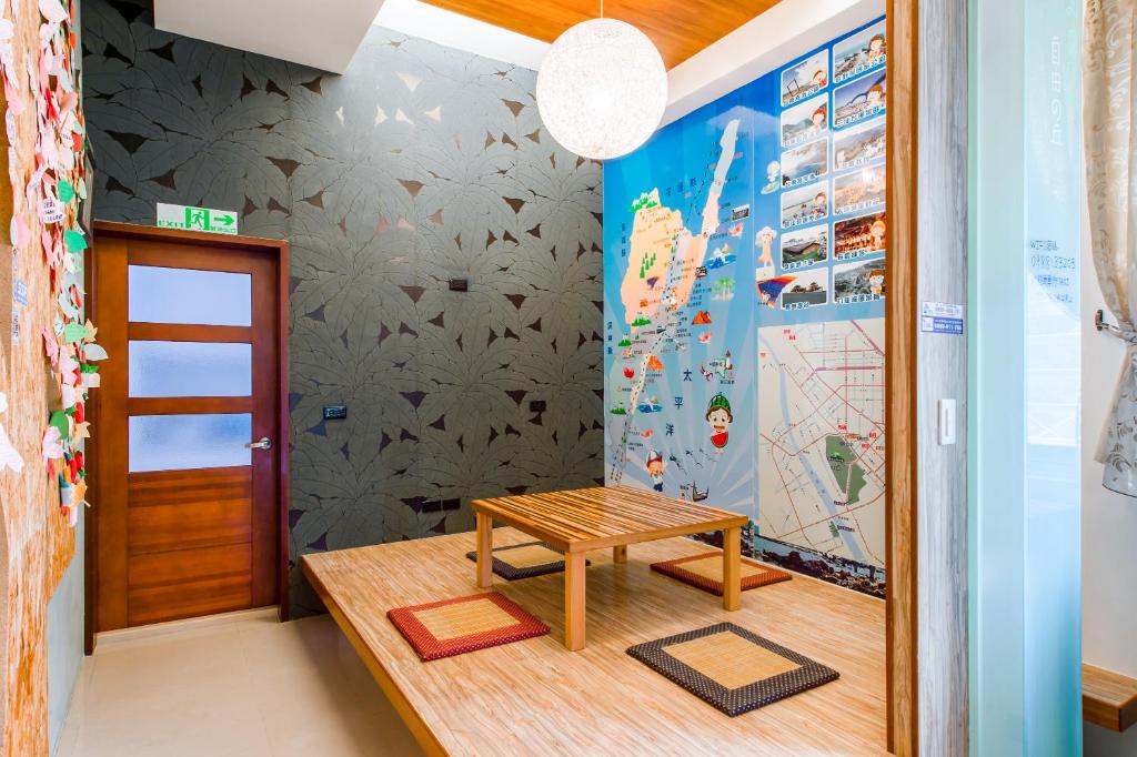 a room with a bench and a wall with a map at 自由之丘民宿 l 寵物友善 in Taitung City