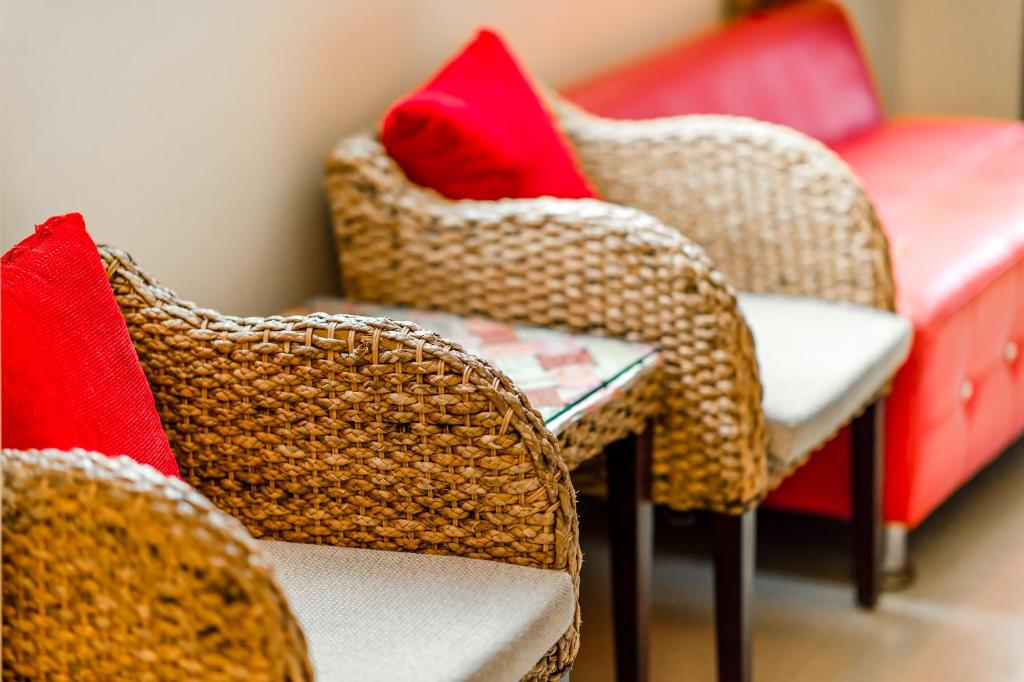 a room with wicker chairs with red pillows at 自由之丘民宿 l 寵物友善 in Taitung City
