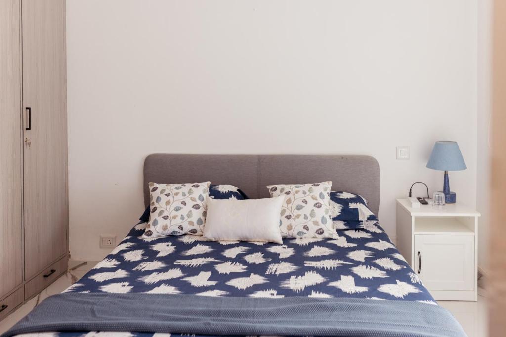 班加羅爾的住宿－Luho C 7，一张带蓝色和白色床单及枕头的床