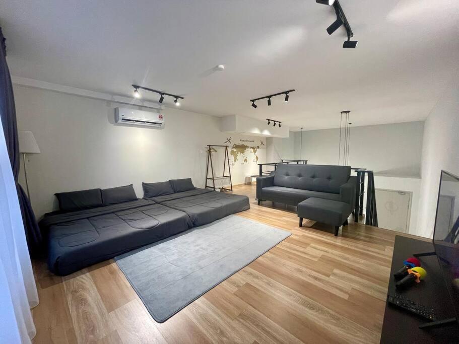 een woonkamer met een grote bank en een woonkamer bij ArteCheras by LotteHouse #Karaoke #KLCC view in Kuala Lumpur