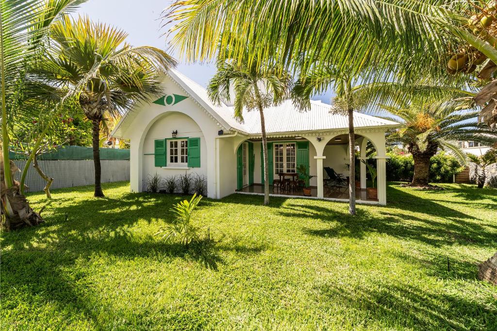 Zahrada ubytování Villa à la Plage, lagon à 500m, climatisée